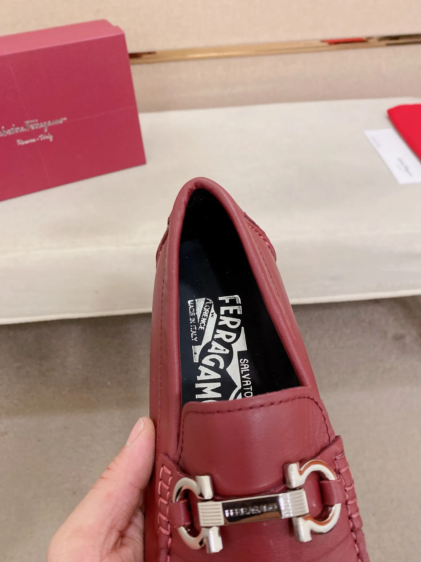 Men's shoes💰: 540💰High-end quality! Ferragamo🆕🆕Exclusive hot-selling products in stock🔥🔥New products on the shelves, high-quality Ferragamo men's pea shoes, high-end casual driving shoes, with complete packaging! 💪 💪 Material: imported first-layer pebbled cowhide 🐂 + imported high-quality water-dyed cowhide lining + wear-resistant outsole 👍🏻👍🏻 Features: high-end and comfortable, purely handmade 🚀 🚀 Create the perfect shoe that suits you best 🔥 🔥 Size: (38-44) 45 standard size can be customized!
